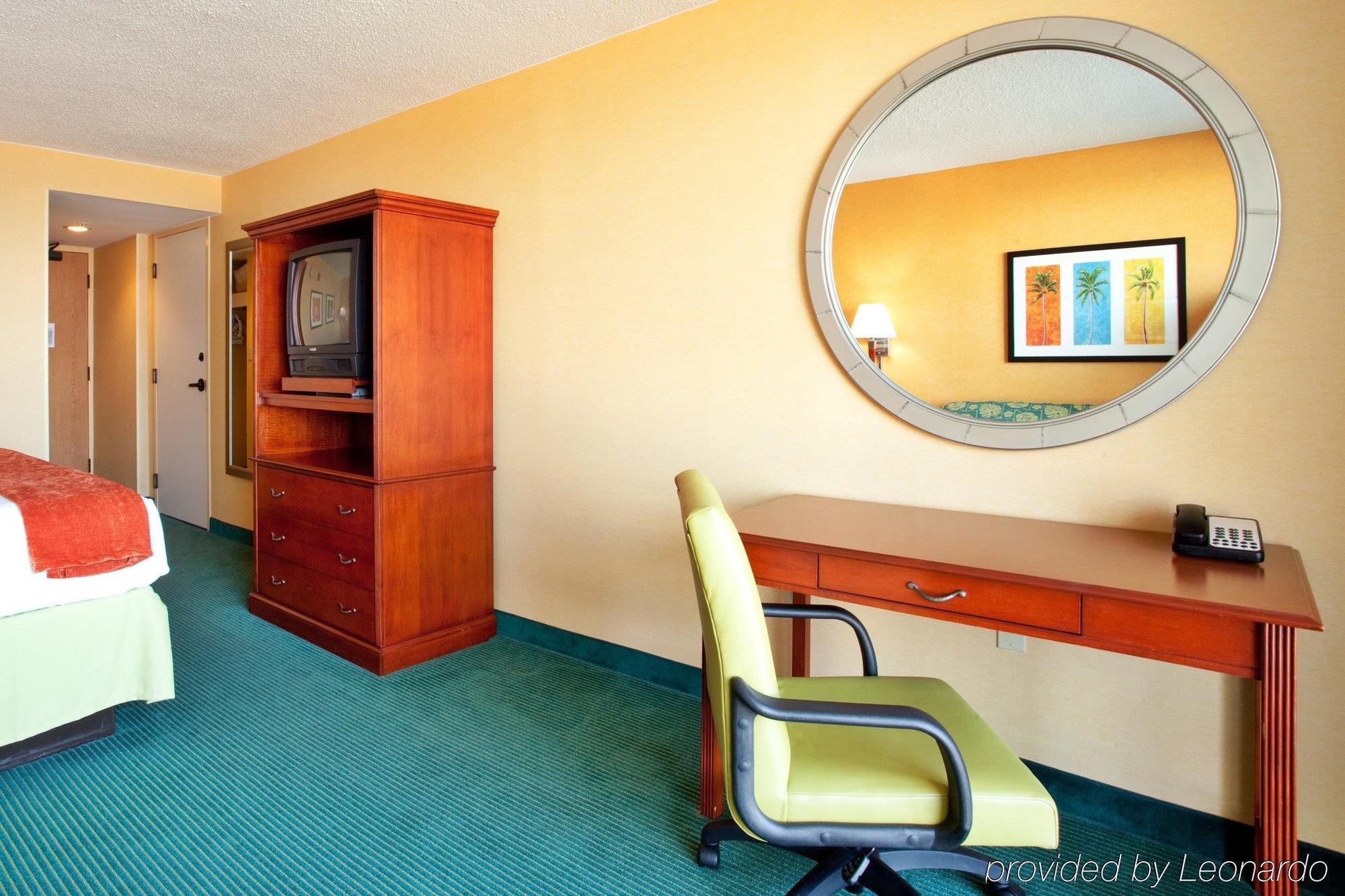 Holiday Inn Express & Suites Va Beach Oceanfront By Ihg 3*
